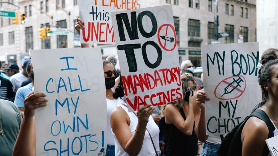 Anti-vaxxers+rallying+against+vaccine+mandates+in+work+places+as+more+employers+enforce+them+