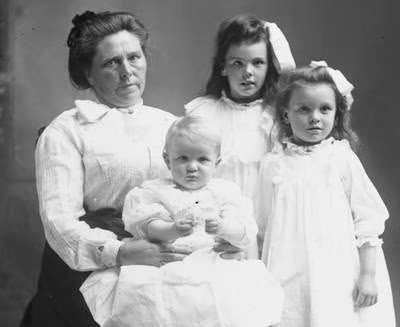 Left to right: Belle Gunness with her children Phillip Gunness & Myrtle and Lucy Sorenson (La Porte Historical Society).