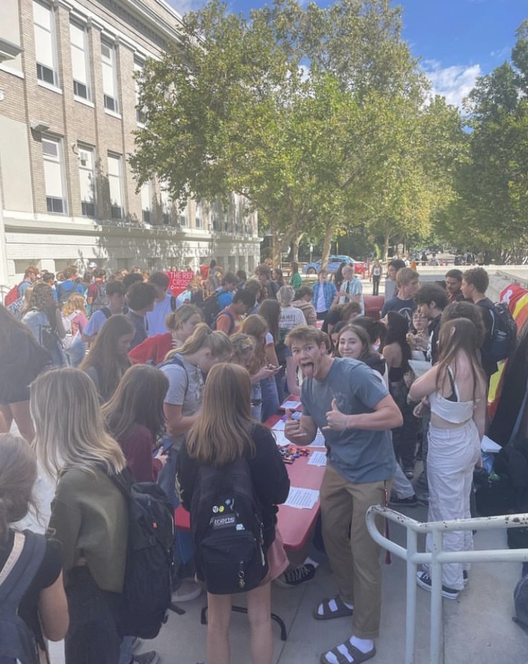 Students crowd the quad to sign up for clubs